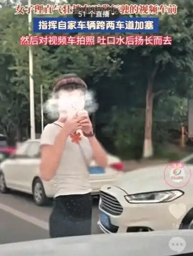 重庆晚高峰这对夫妻，算是把没素质玩到极致了。不想绕300米掉头，就下车用身体逼停