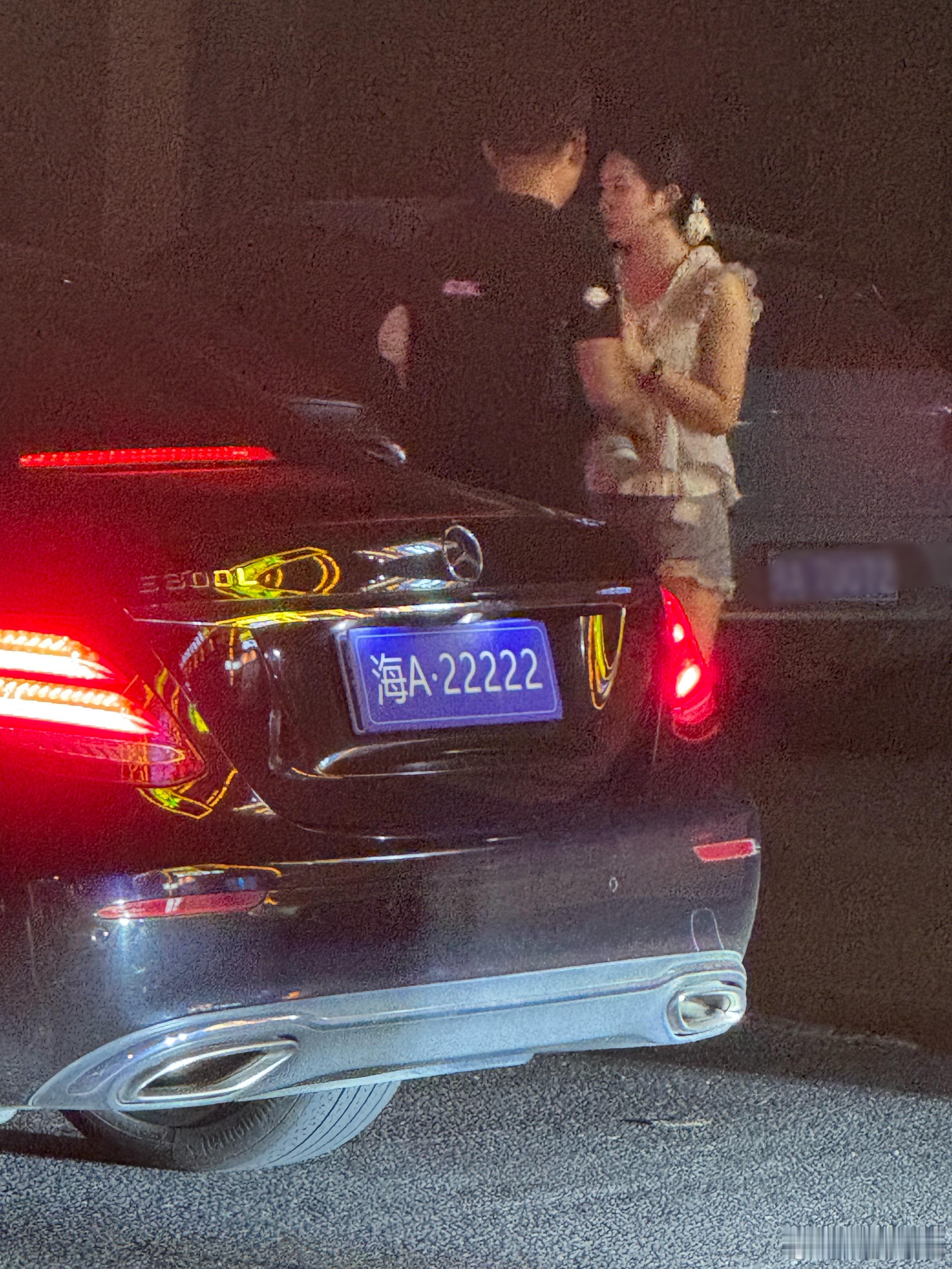 路上碰到了拍短剧的用的是奔驰E300黑色奔驰E奔驰S在短剧市场是不是特别吃香[
