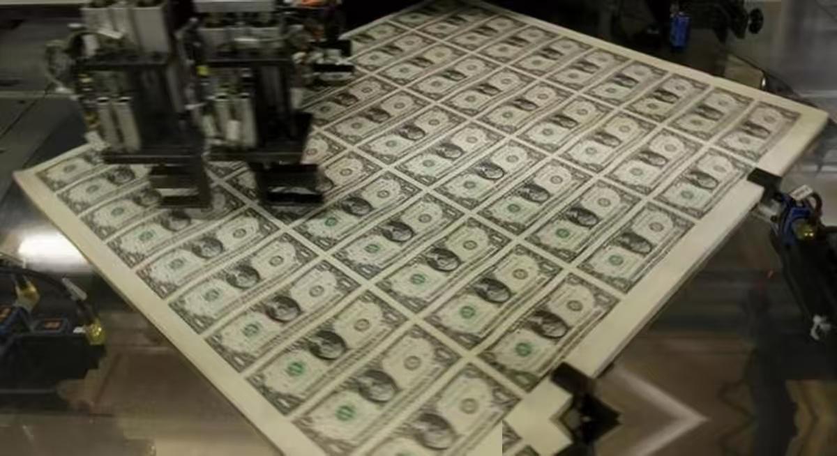 如果美国偷偷印10万亿美元去全世界扫货，它会先爽上天，然后被自己活活撑死假设