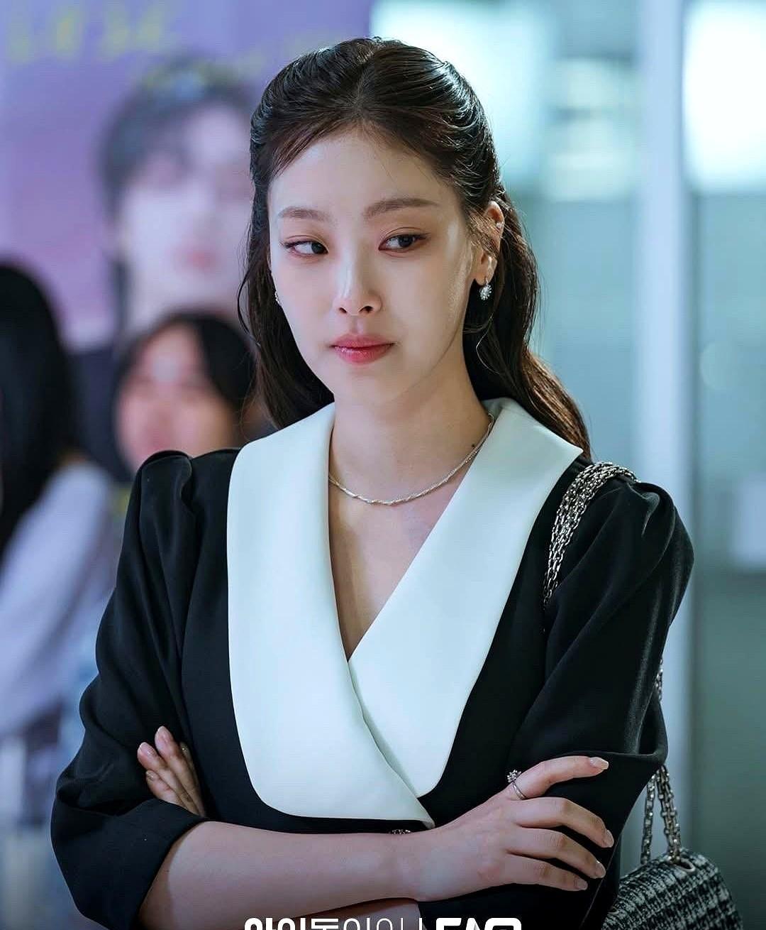 偶像谈恋爱现在不是塌房是能拍进韩剧当主线崔秀英演的角色要管虚拟男团的恋爱