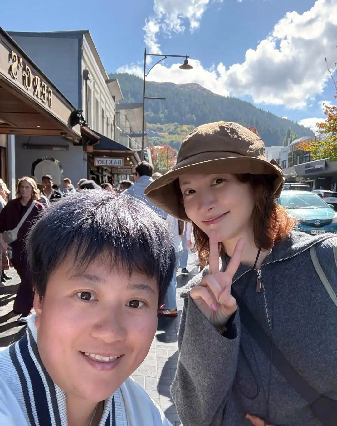 36岁金晨在新西兰旅游逛街被偶遇，她现实中真人非常瘦，她皮肤好白嫩，脸好小，鼻子