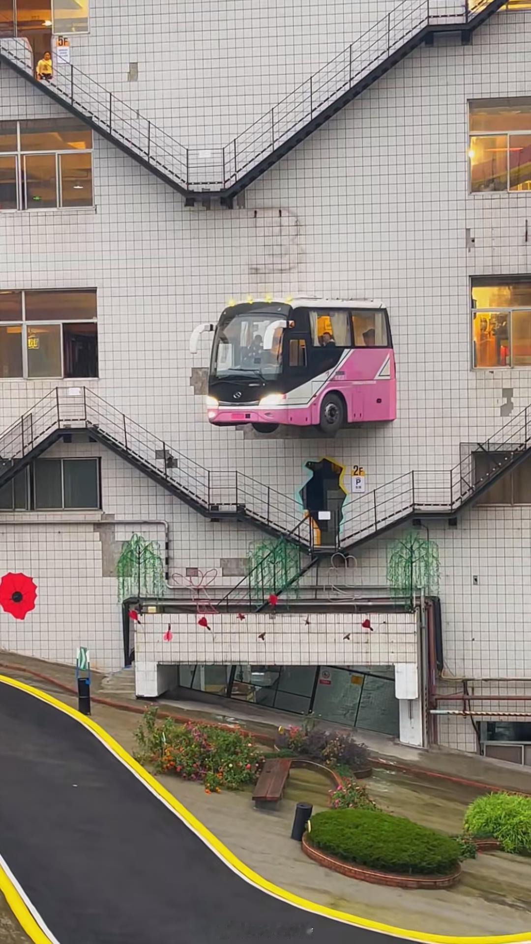 比起用车尾当窗户的，这波装修更狠直接用巴士头加出一间挑空客厅[捂脸哭]​​​