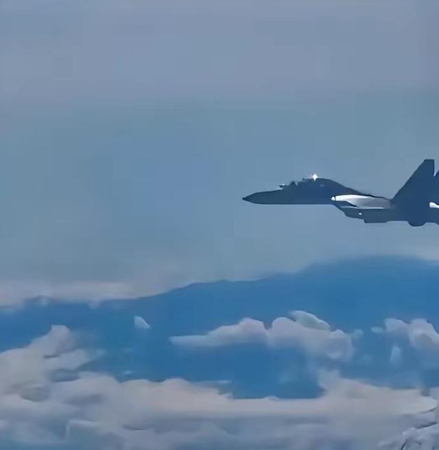 解放军这次不演了，直接掀翻台湾这张无理取闹的桌子！2026年4月21日上午，解放