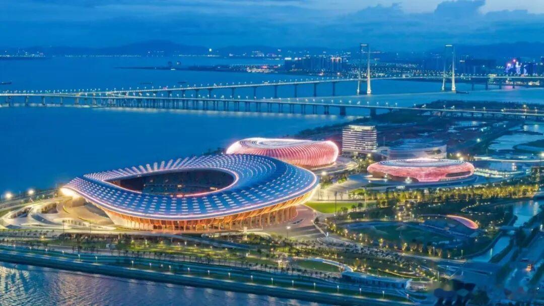 广州南沙的“大湾区文化体育中心”，距离深圳只有一桥之隔，离深圳宝安机场特别近，因