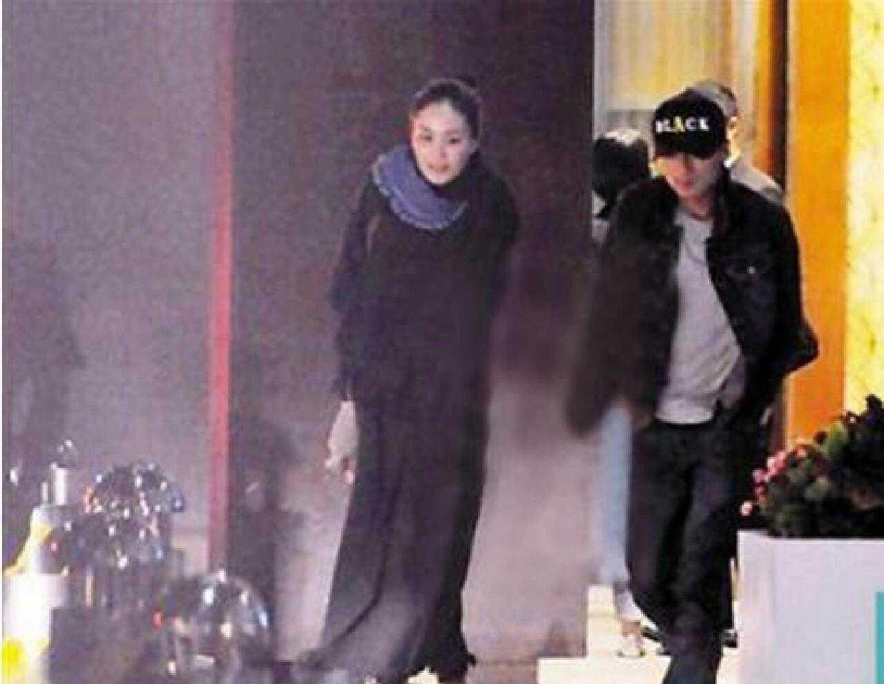 王菲与伴：既有老夫妻自然默契，亦有小夫妻鞠甜微醺