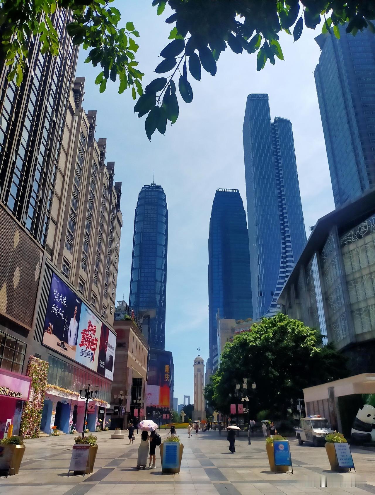 请别再小看重庆，两大王牌商圈同时冲刺世界级！凭借8D魔幻城市特质、年轻化潮