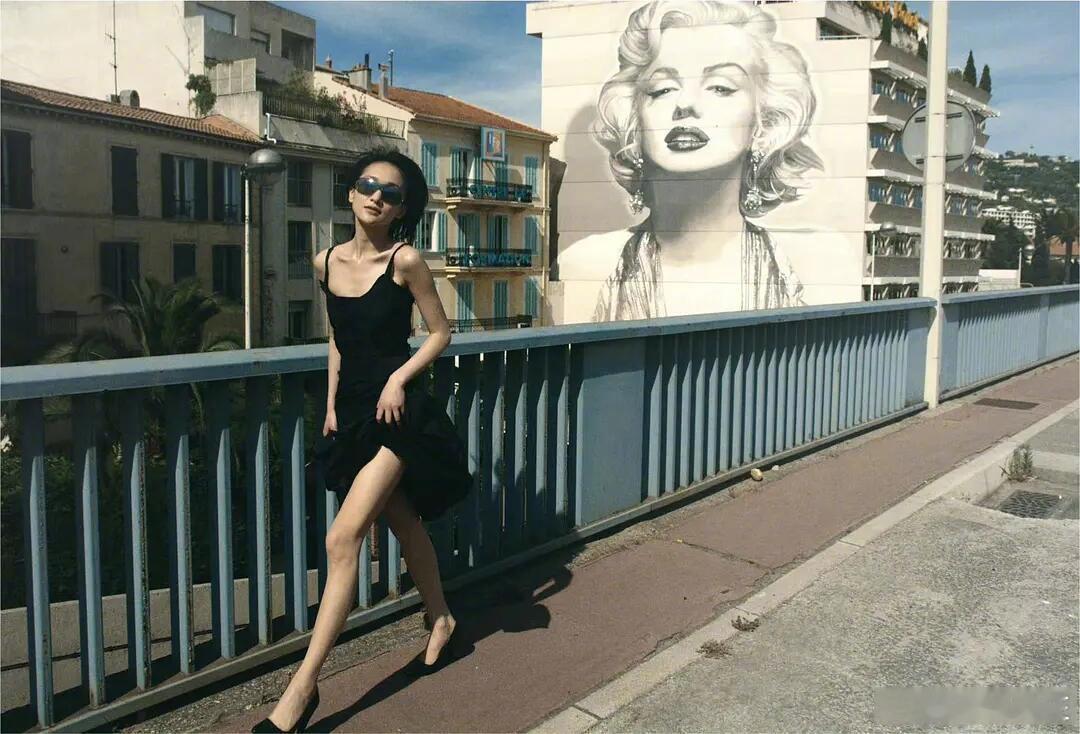 周迅这张照片真的是太经典了，美到太阳都用影子给她做裙摆