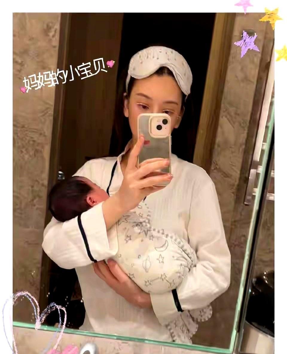 方媛晒女儿满月礼，评论区没一个人讨论炫富。点进去，画面里全是实心足金和温润玉镯