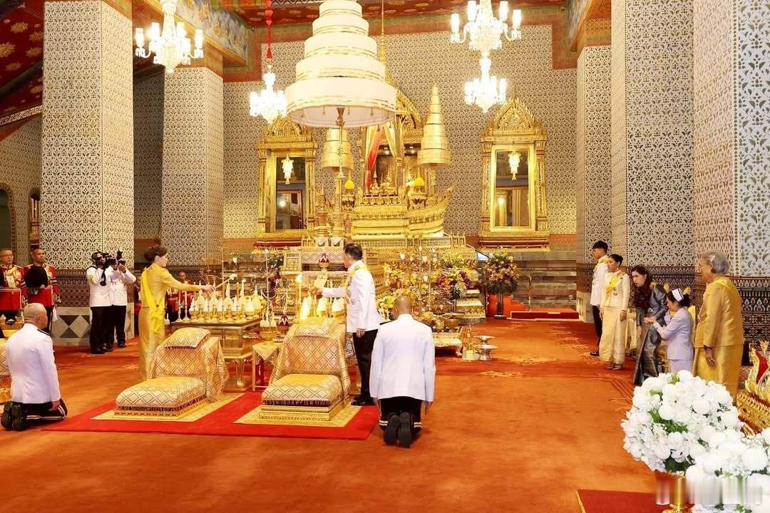 泰国王室🇹🇭10月13日，国王夫妇在诗琳通公主、朱拉蓬公主、提帮功王子、思