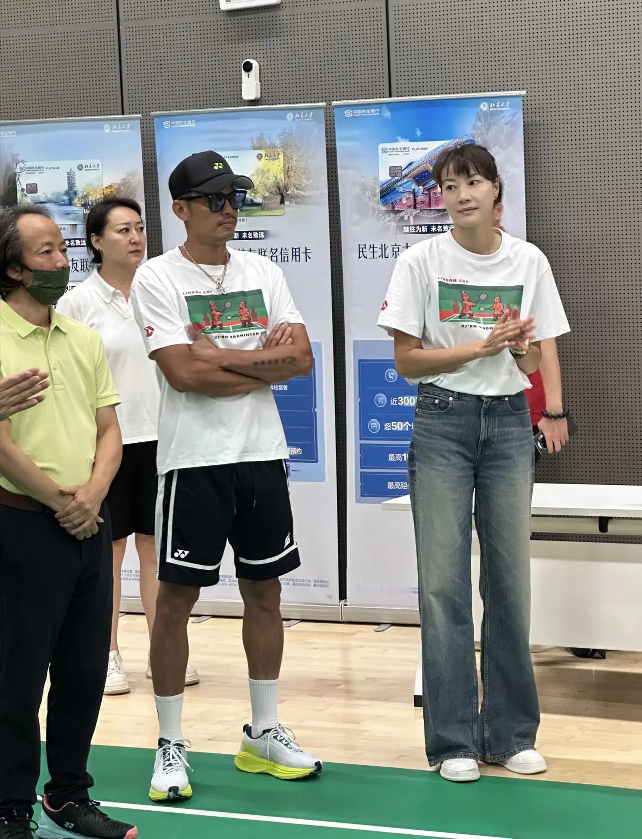 林丹和老婆谢杏芳在北京大学出席活动，夫妻俩离得很远，看起来貌合神离，有一种生疏感