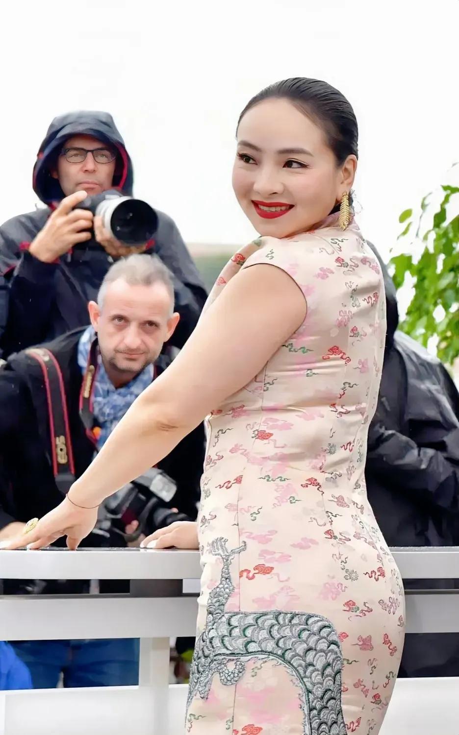 影后<em>曾美慧孜</em>一身肉感十足的龙袍礼服亮相戛纳！像颗饱满的水蜜桃，非常可爱[呲牙]