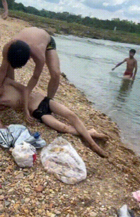 00后小孩火到人民日报了，广东几个男孩去游泳，男孩发现水下有啥绊他一下，然后就从