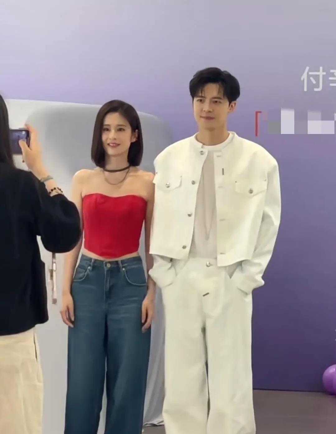 付辛博夫妻罕同框，颖儿穿抹胸真人肤色黑身材高挑