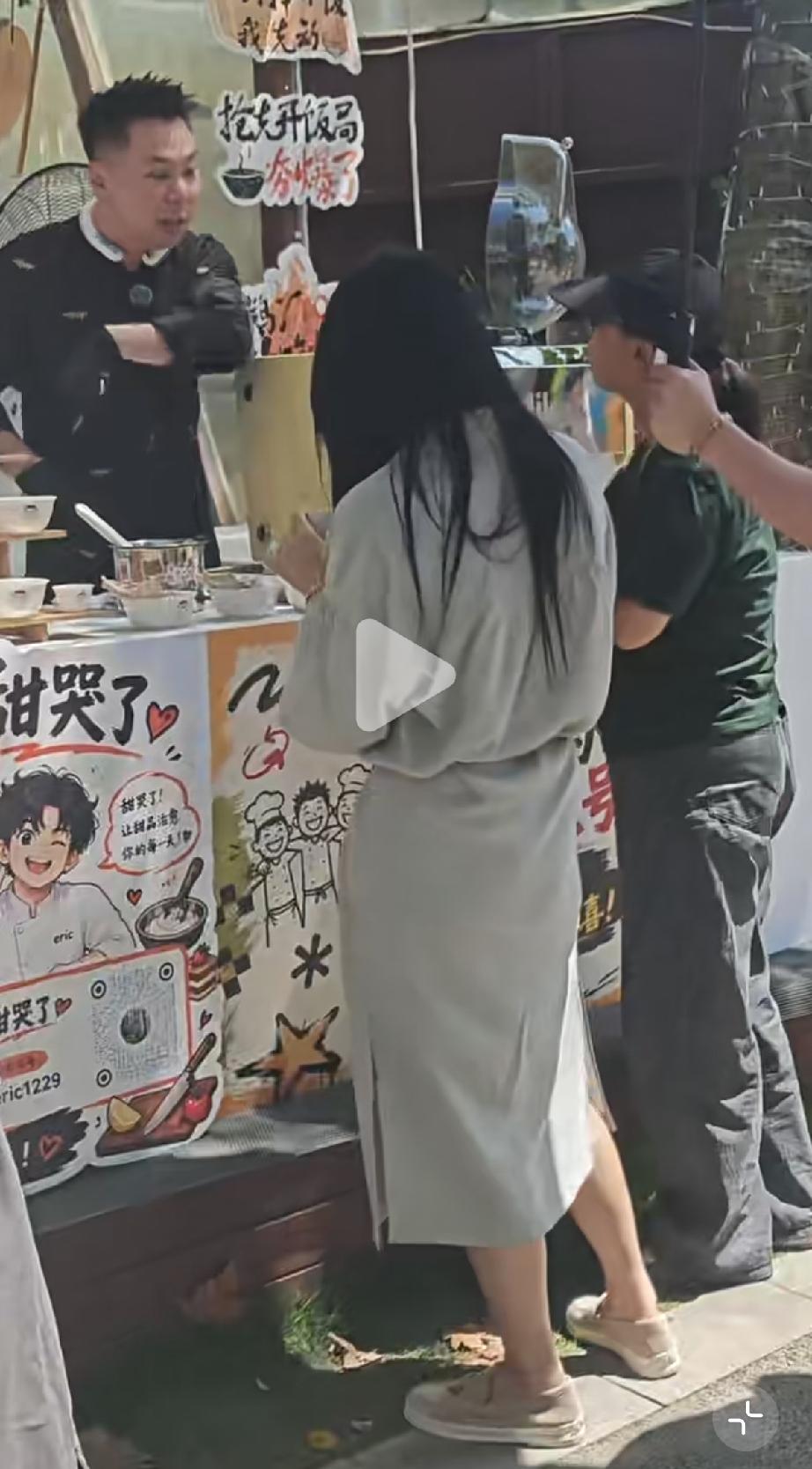 8月29日，伊能静现身贵阳品尝街头小吃，这身材气质感觉很一般，一看就是快60岁的