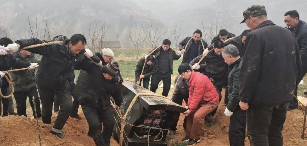 A：你知道吗，土葬可不一定是最好的殡葬方式哦！其实人死后，身体还会有“动静”，
