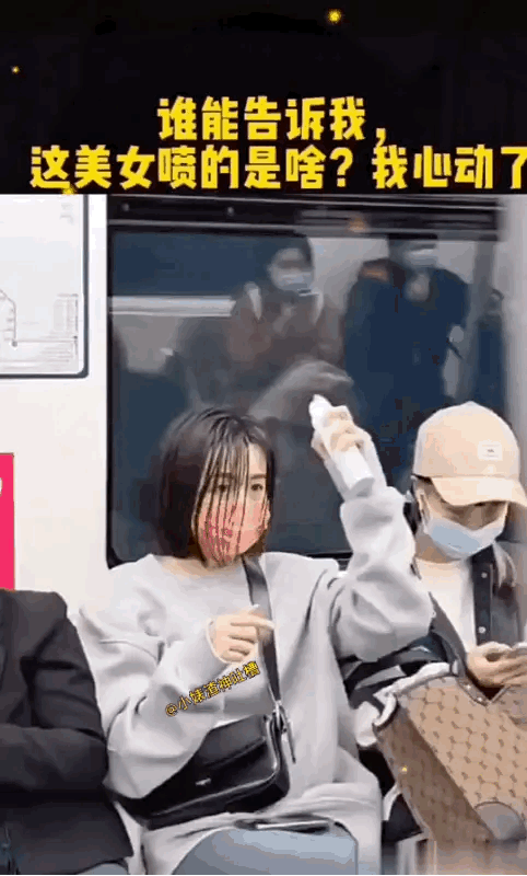 小姐姐这操作绝了，看的对面小姐姐一脸羡慕。