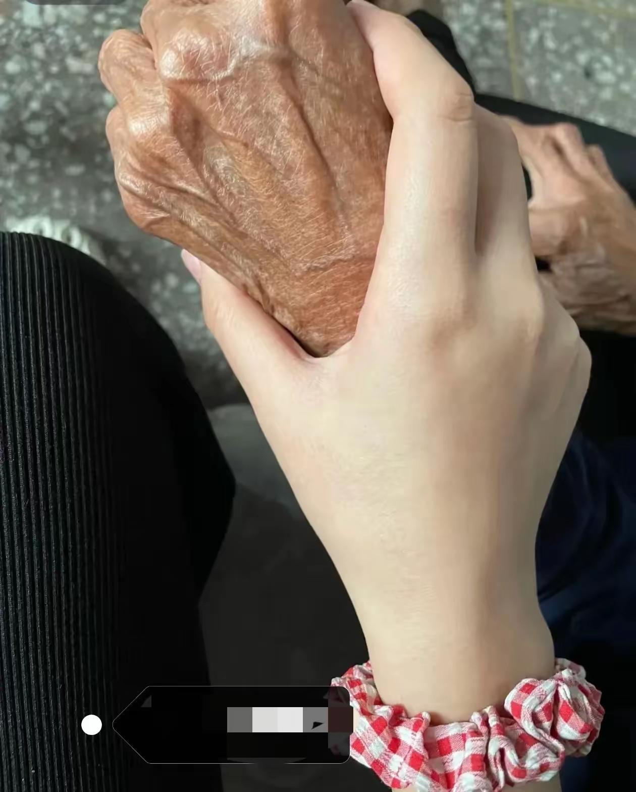 农村一个老太太99岁，没病没痛的，早上吃完饭突然对家人说：“我躺床上睡一会儿