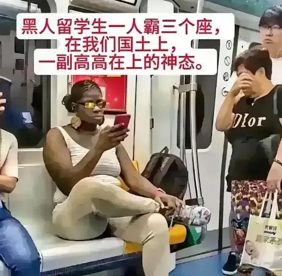 历史上有“五胡乱中华”，现在绝不能让这些异类乱了我们的和谐社会。看一看，地铁车厢