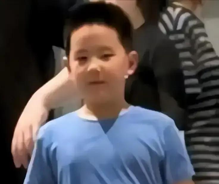 巴图晒娃，评论区炸了锅。照片里十二岁的宋一鸣鼻梁高眼神深，侧脸一抬，活脱脱英如