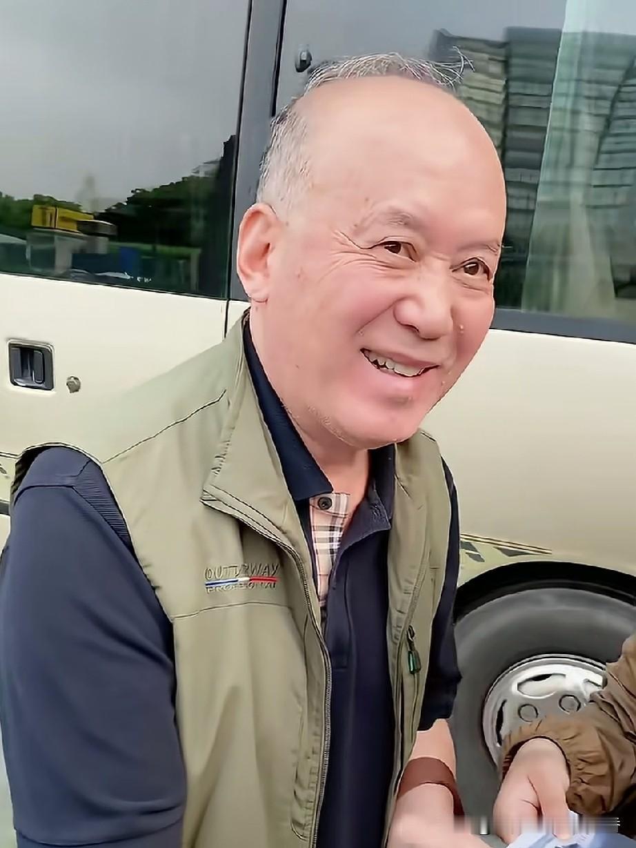 你能一眼认出这位慈祥的老人是谁吗？没错，他就是当年春晚的“钉子户”、蔡明的黄金搭