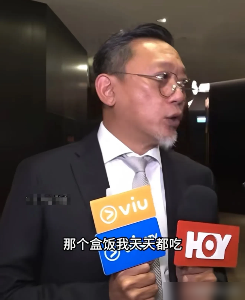吴彦祖说盒饭难吃到要自己带饭，导演郑保瑞硬说好吃。记者就多问了一句：您昨天吃的啥菜？他答不上来了。拍