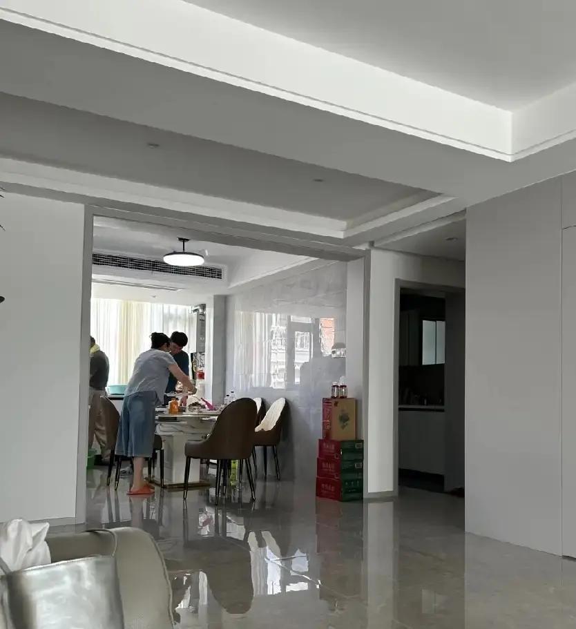 大姑姐二婚两年好不容易怀上，老公一句“家里已经有儿有女，别添乱”就要她打掉。她