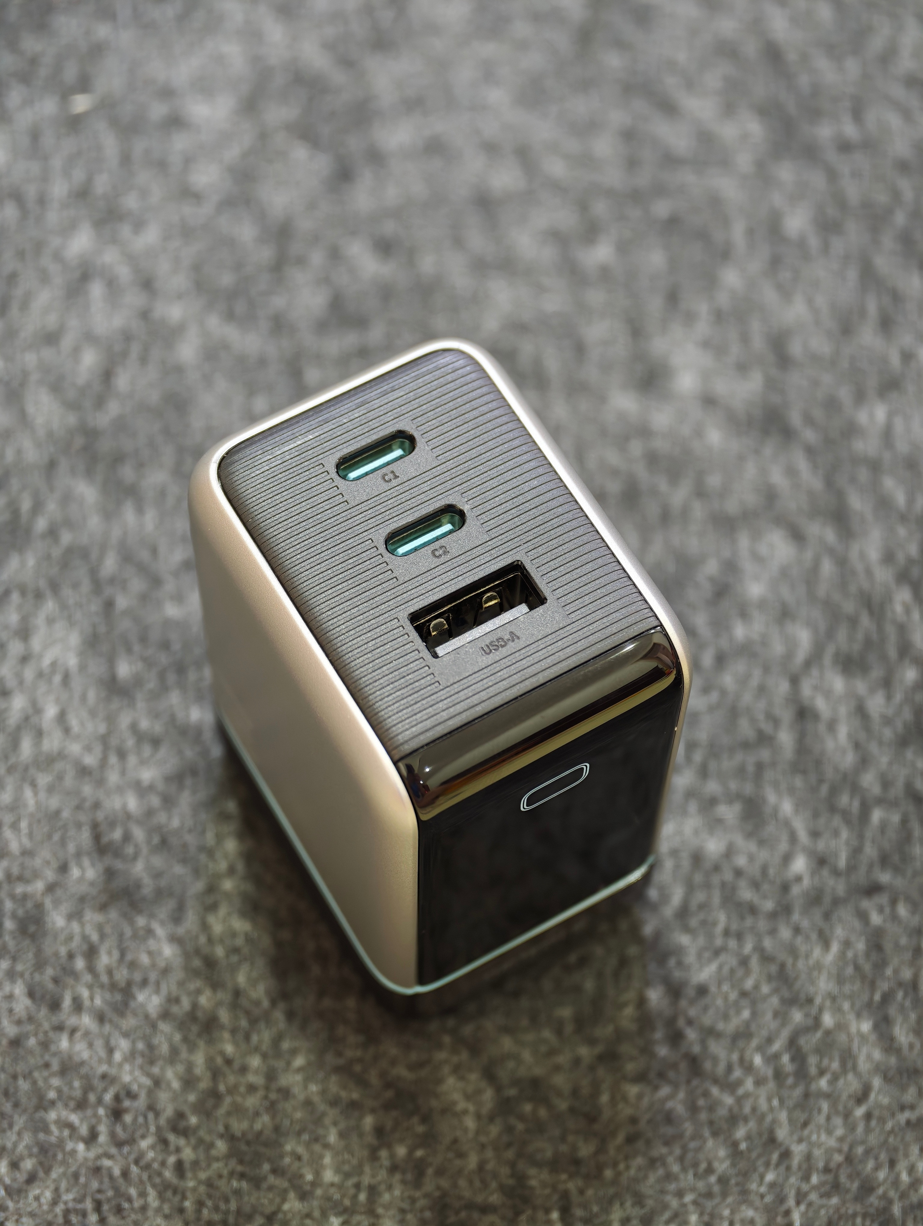 终于收到酷态科6号屏显充Ultra啦。只挑重点聊：-外观方面，“灰蓝黑”经