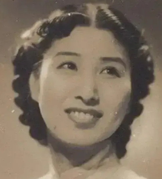 1940年深夜，郑苹如悄悄被押到小树林，特务看着她的容貌不禁感慨这么漂亮的女人死