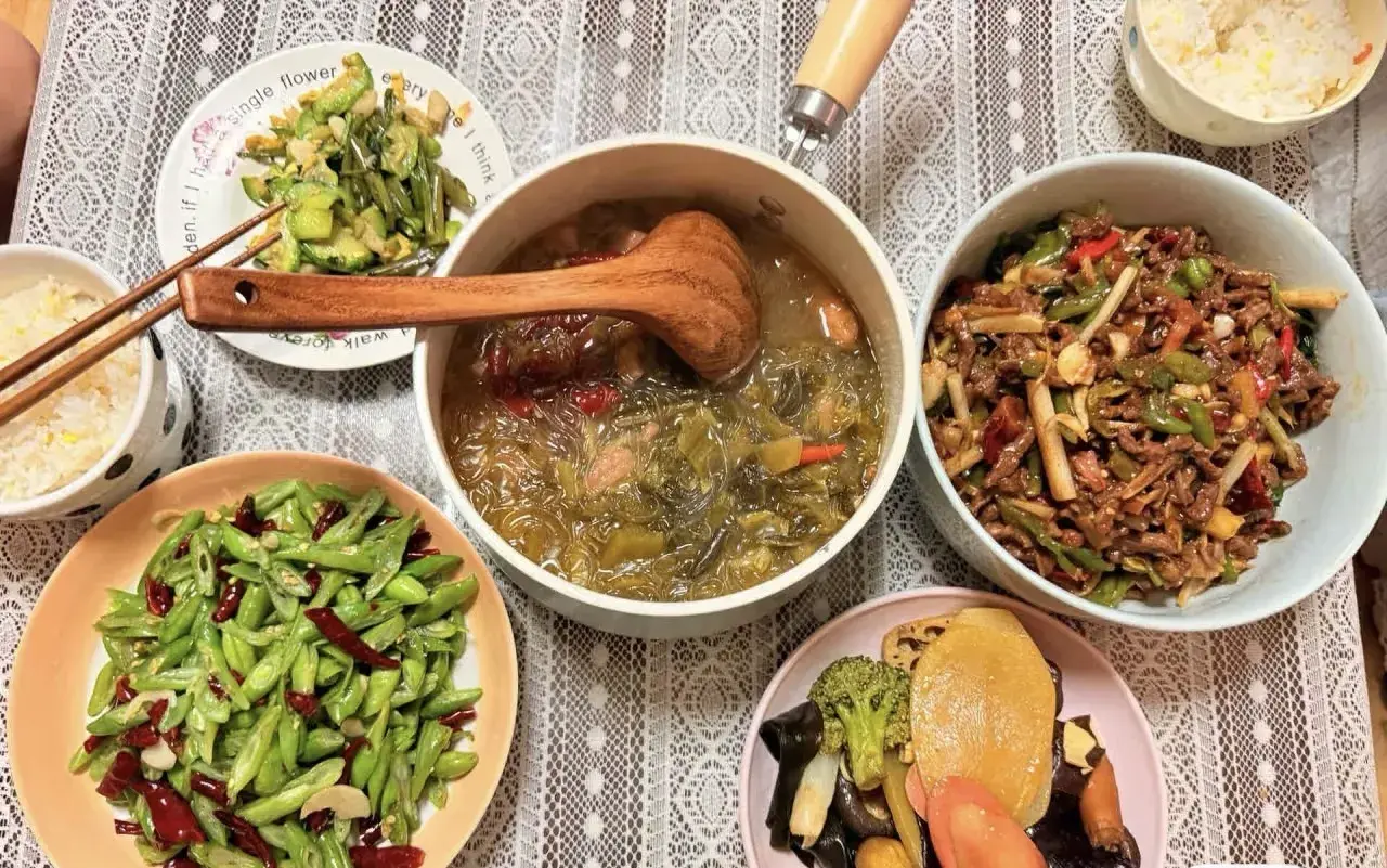大姐嫁人了，在家不做家务，婆家跑过来哭诉，说儿媳妇不懂事，在家好吃懒做，