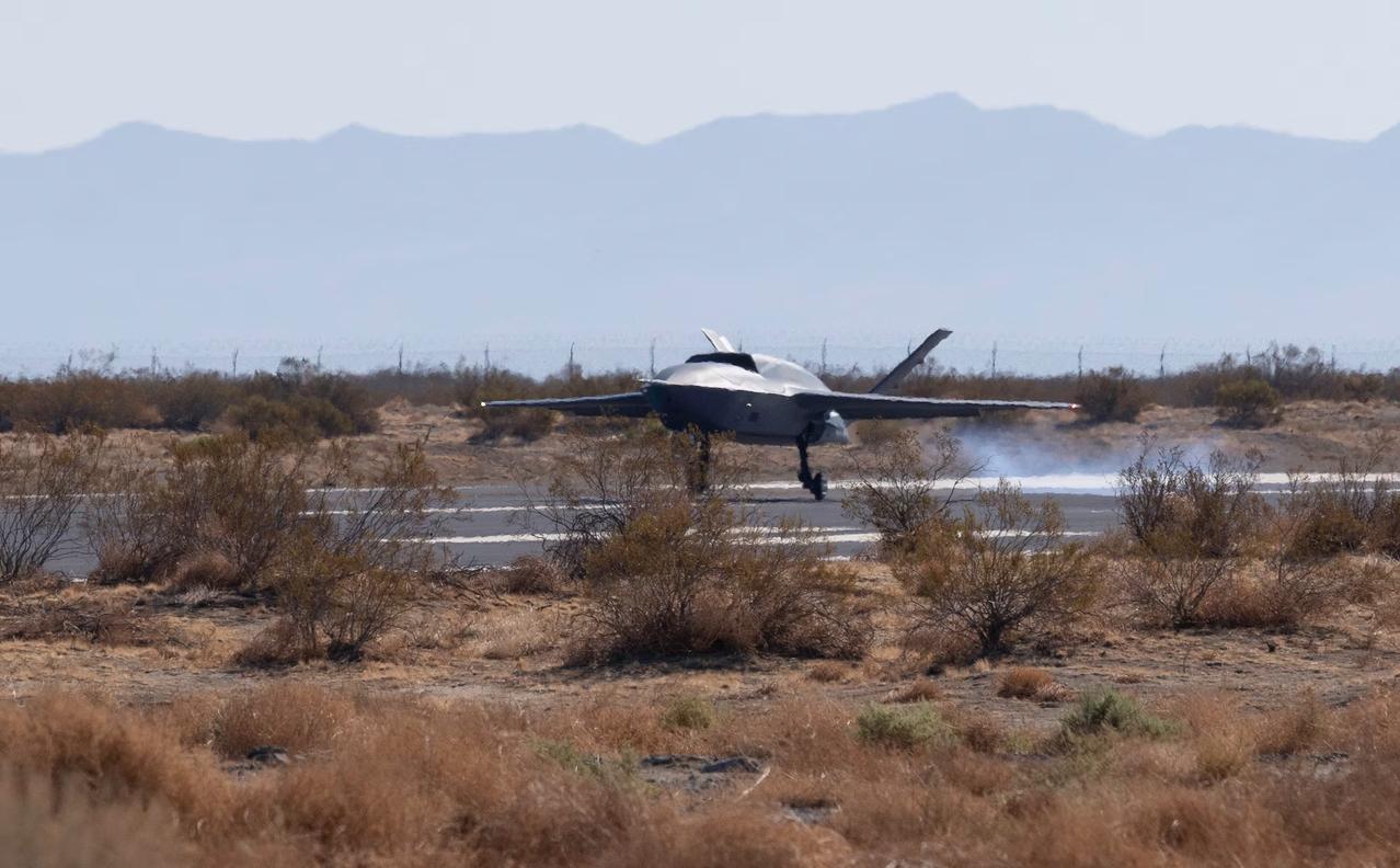 爱德华兹空军基地试飞中心发布YFQ-42A忠诚僚机（CCA）试飞画面。和我国