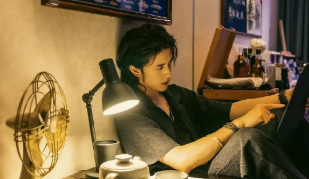 敖瑞鹏的人生发型，一个是背头一个是一万三