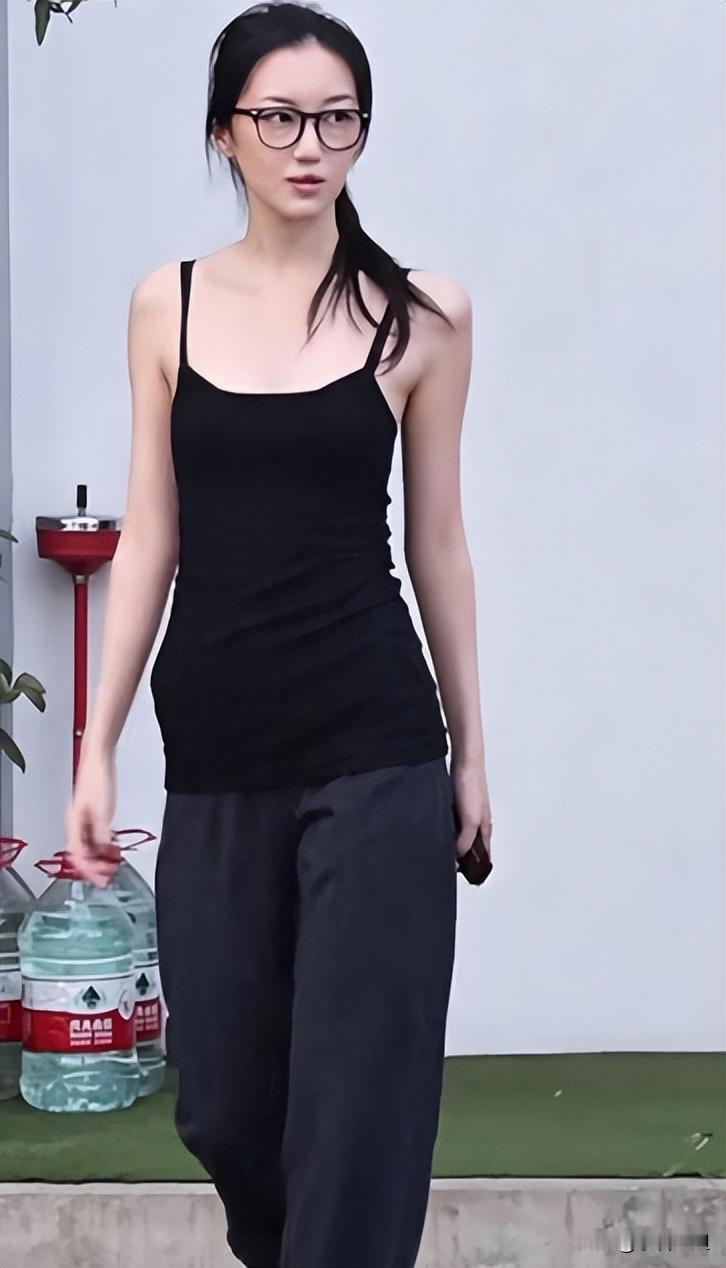为什么20岁的李嫣突然美出圈了？原因很简单不是她嘴上的疤痕没了，而是她藏了2