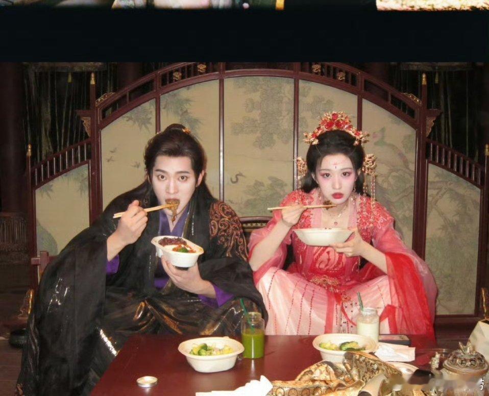 王鹤润和王楚然的长相风格很相近，谁实力外表更好一些？