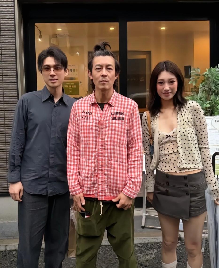 哈哈哈，镜头中的陈冠希胖瘦适宜，穿搭随性，鼻似峻峰，薄唇紧锁，疏眉宽额，这款朝天
