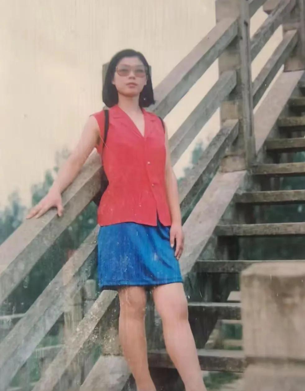 这张照片拍摄于1988年5月1日，四川省绵阳师范专科学校数学系女学生放假到景区里