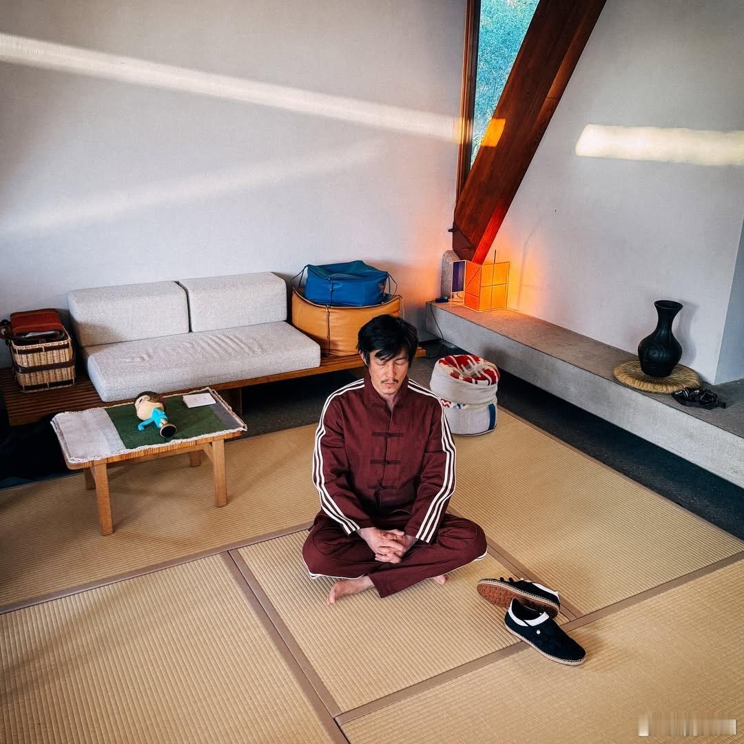 陈冠希晒打坐近照陈冠希45岁近照陈冠希45岁近照，他盘腿坐在榻榻米上打坐，阳光洒