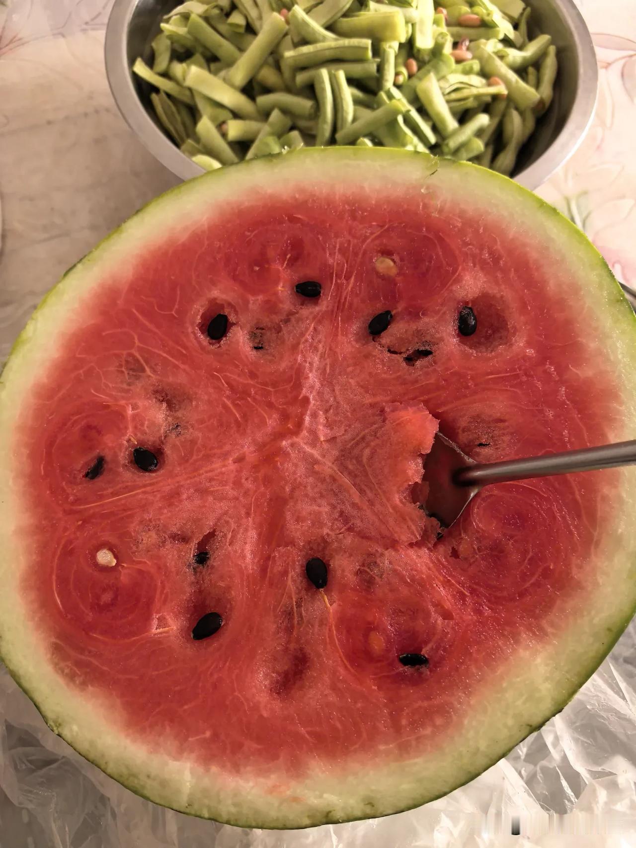 河南的西瓜有多便宜？听理发老板讲，一个老汉去卖西瓜，剩了几个小的、卖相不好的