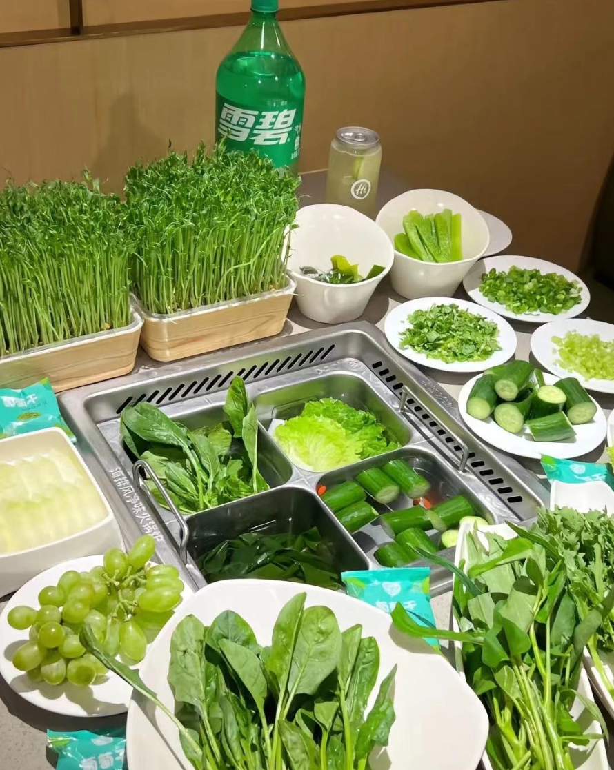 好兄弟请我吃火锅，就是太抠了吧！都是素菜
