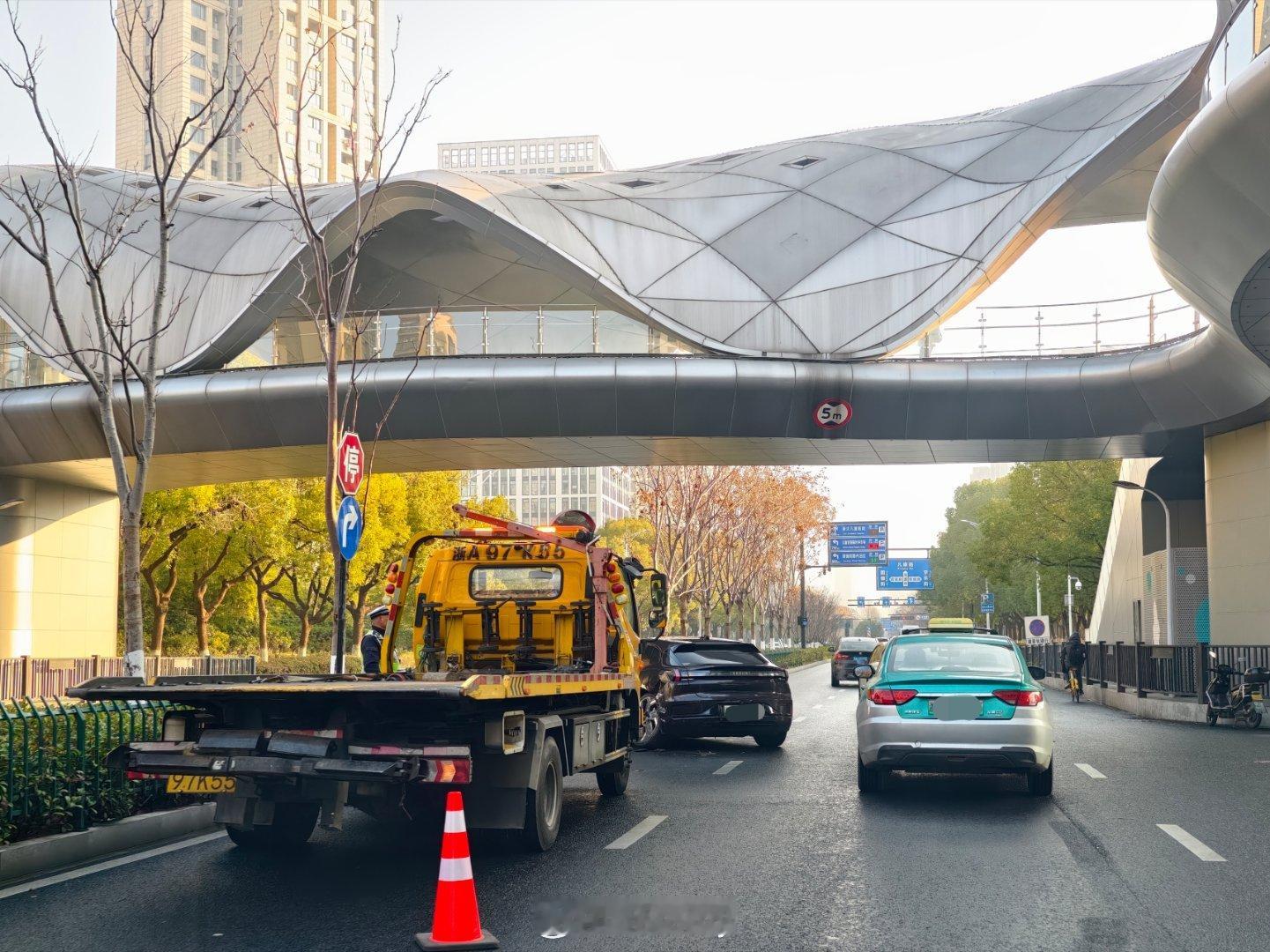 大早上就碰到一辆撞得崴了脚的极氪001，出门上班，大家多注意交通安全哟。新能源