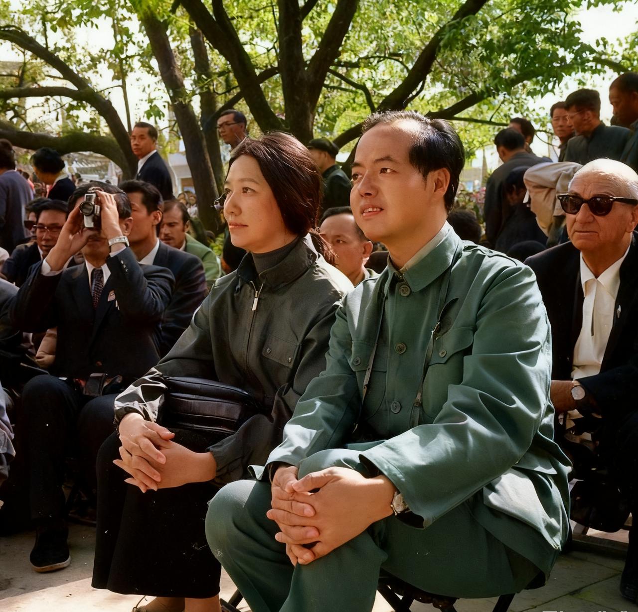 1972年，李政道和夫人秦惠䇹在北京，一张温馨的合影，夫妻两个并排坐在小马扎上，