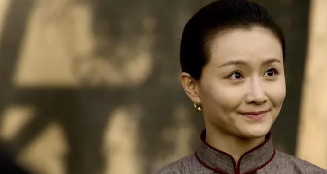 1917年，江冬秀等了13年，终于如愿嫁给胡适。新婚夜，江冬秀却让胡适睡地上，胡