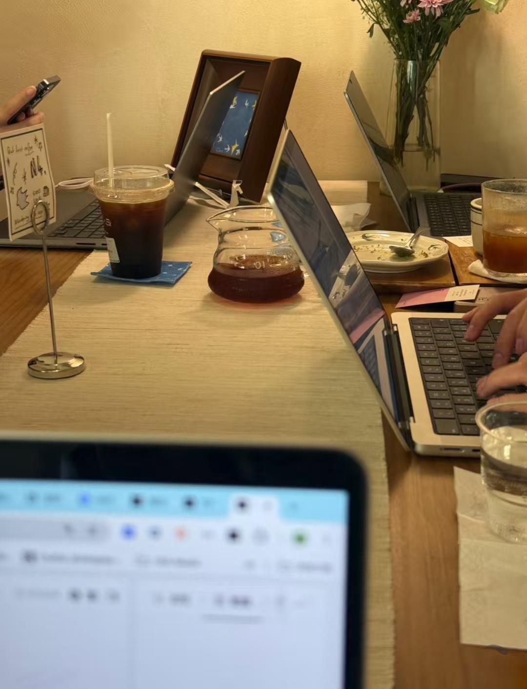 一位老板说：当今社会三大卷：第一种，卷学历，卷证书，卷编制。大专嫌低，本