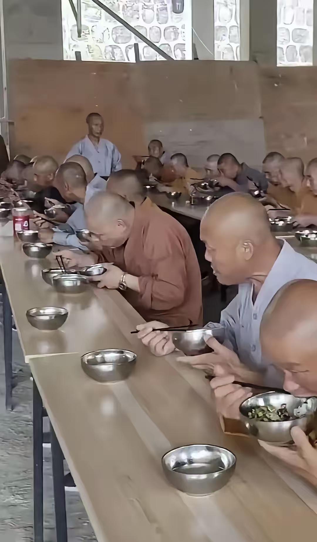 一个寺庙里那么多和尚吃饭，他们不工作、不种地，也不服兵役。如果哪一天没有了香火供