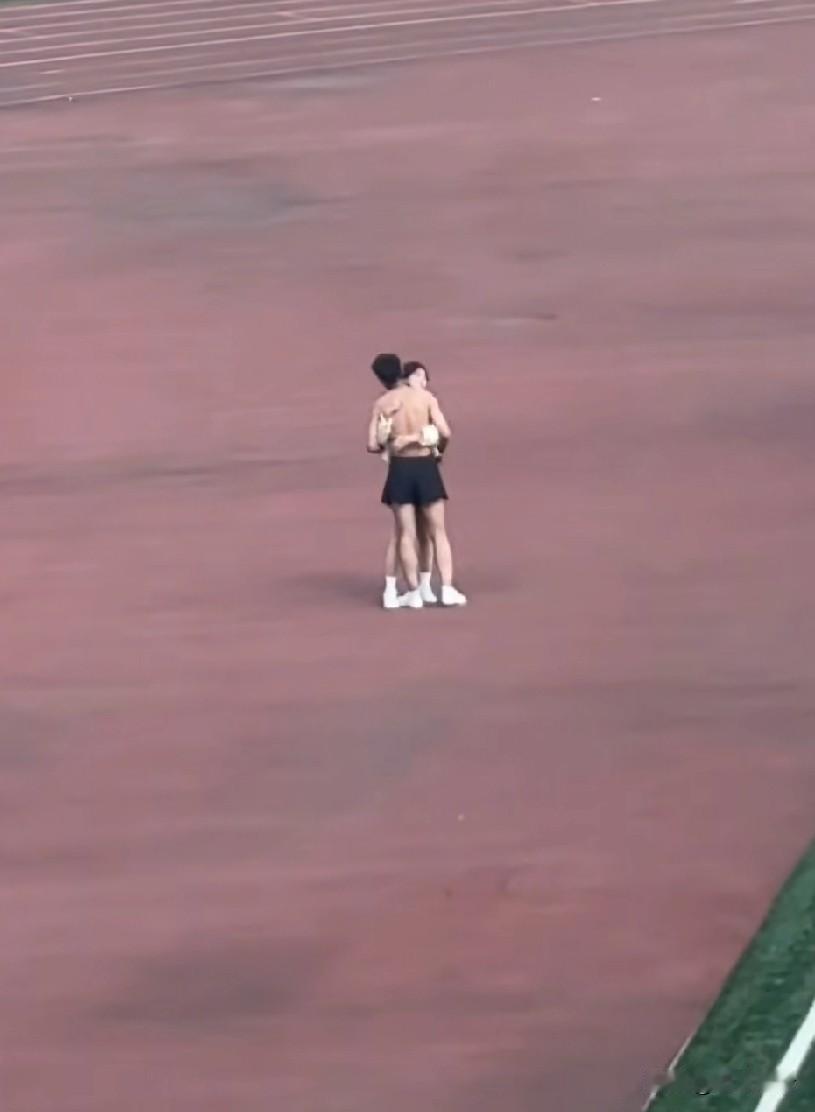 这是操场，不是你们的大床房！现实中就是女的爱的死去活来，男体育生又是花的要死。