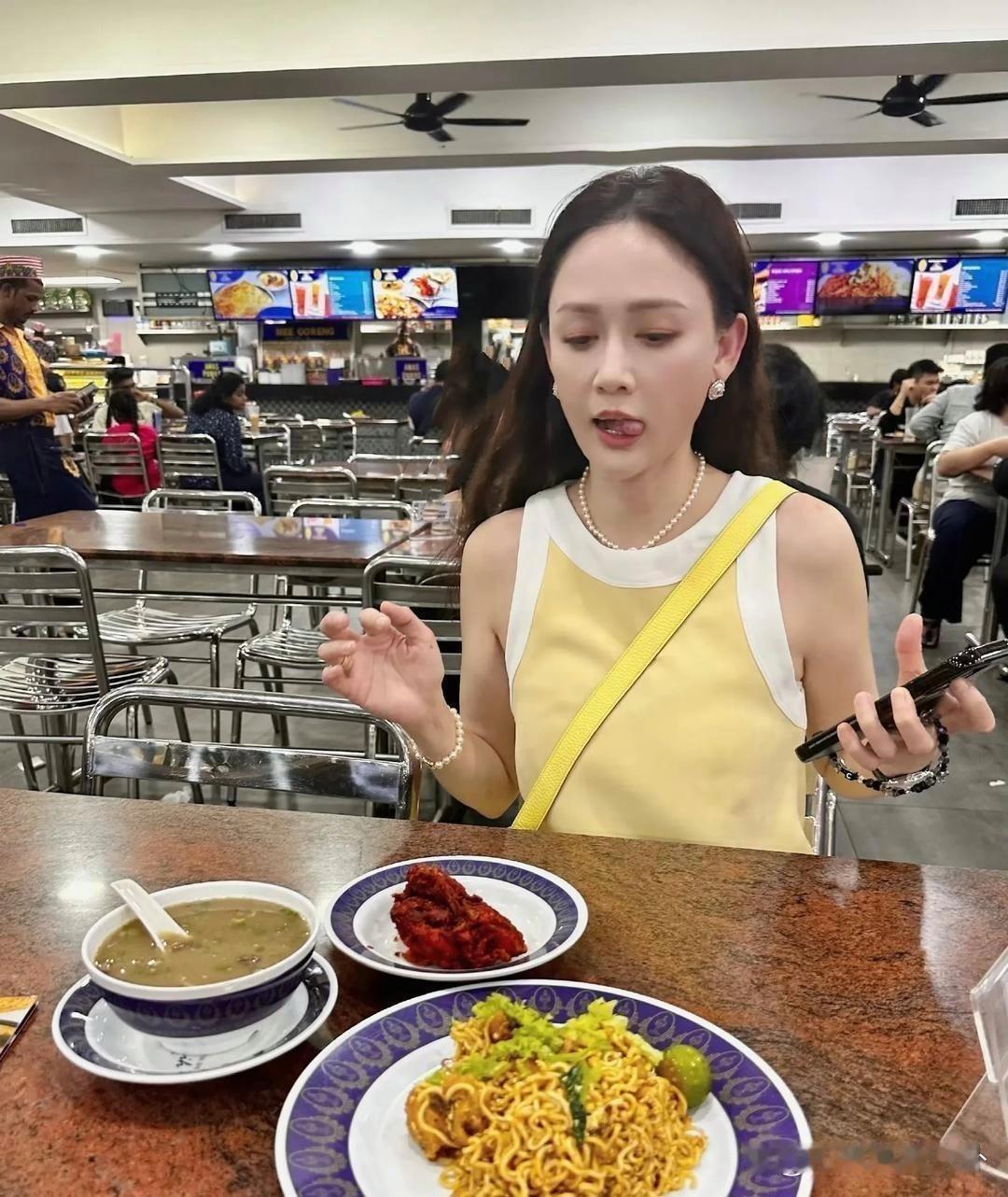 第一张差点没认出来这是陈乔恩，第二张认出来了​​​