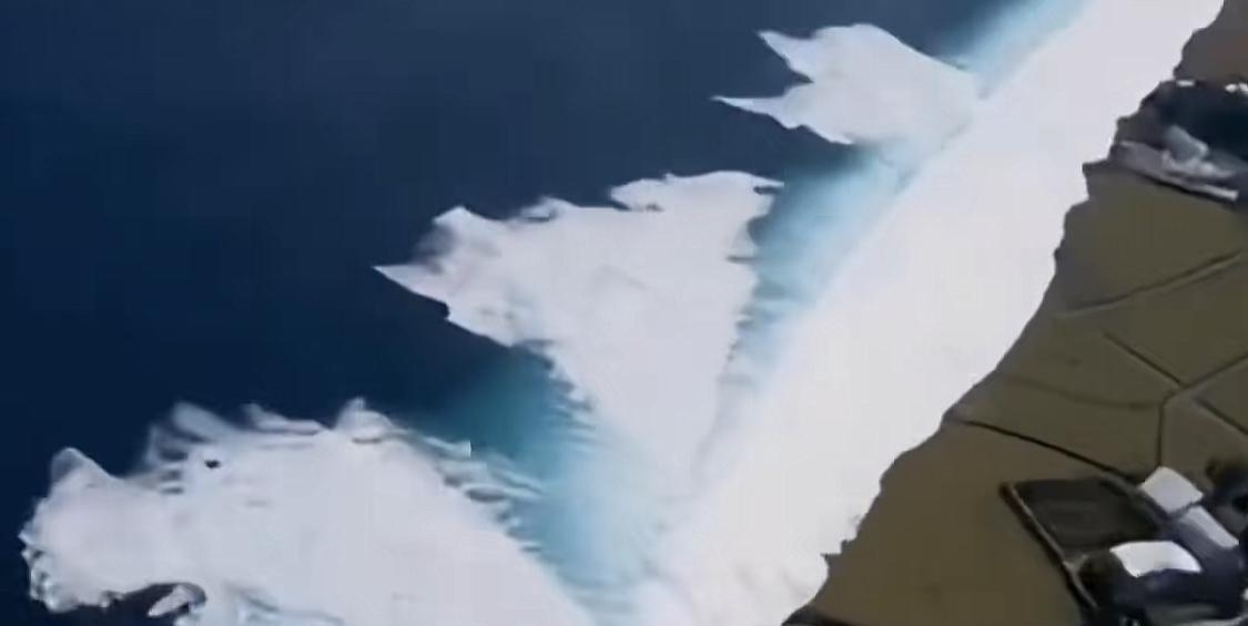 第一波海啸已经抵达日本的画面，这一波来势汹汹的海啸浪高3-4米，让人看着都心惊胆