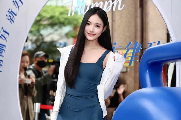 Lily（许韶恩）今日出席内衣品牌快闪店活动✨受访谈到妈妈小S刚获得60届金钟奖