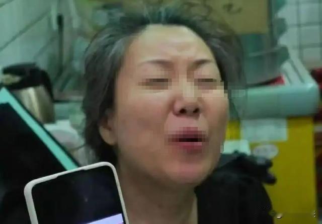 成都，年轻女子梁某患有精神分裂症，经常在家里跟父母吵架，动不动就摔东西。家里闹完