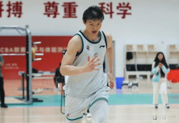 CBA新赛季体测，上海男篮王哲林接受采访谈到17折满分。他说跑的环节（17折）最