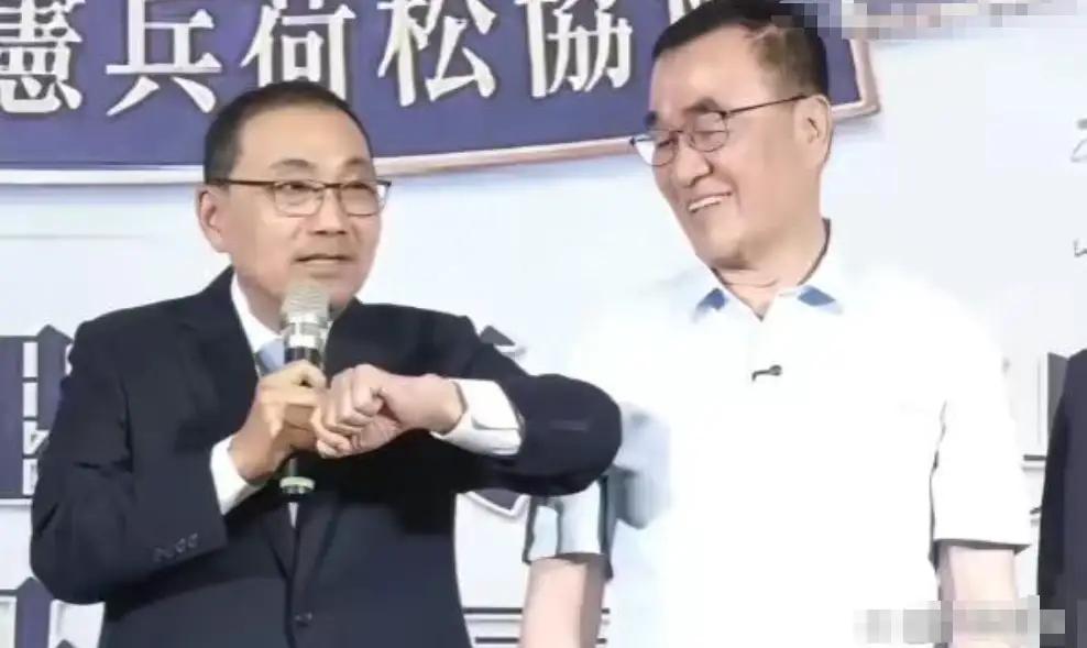 阴坏的侯友宜，傻笑的李四川，尴尬的郑丽文。一切都源于李四川的低情商。日前，郑